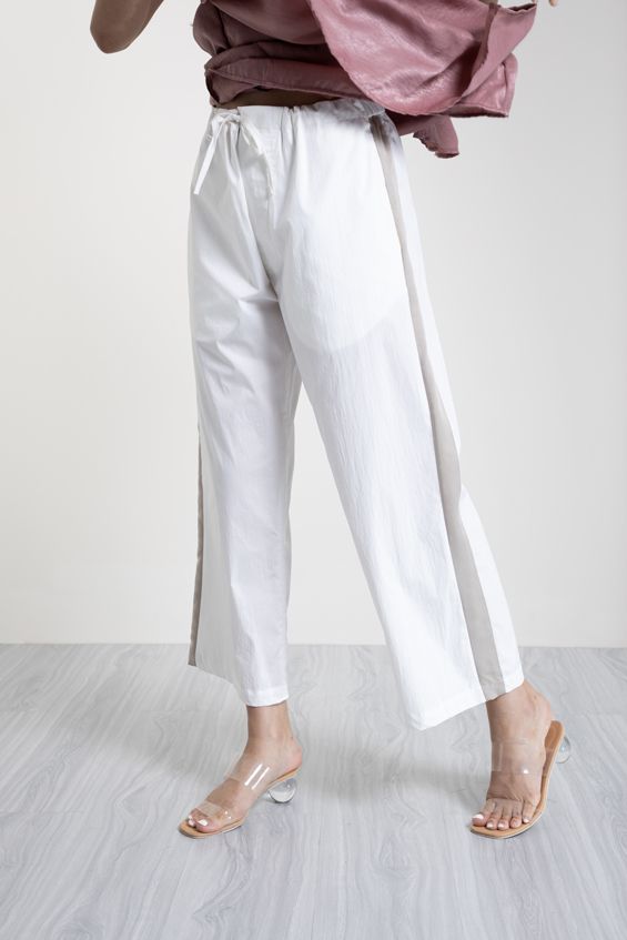 QueenCows กางเกงหลังคลอด Linda Trouser (Off White) ราคา 1,890 บาท*ส่งฟรี
