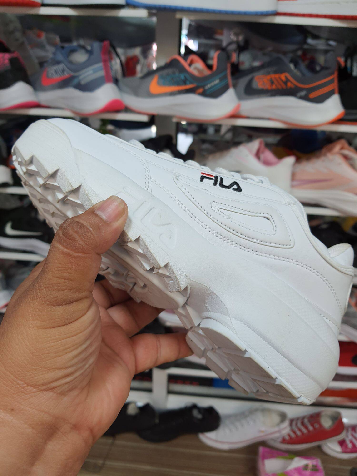 รองเท้าผ้าใบสีขาวรองเท้าผ้าใบ fila มีไซส์ 36 ถึง 45 ส่งจากประเทศไทย