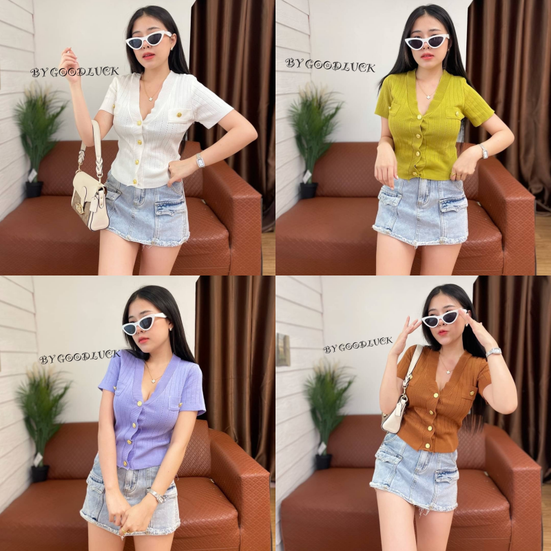 🌈SpinnyHouse🌈 เสื้อยืดคอวี แขนสั้นครอปลุคไฮ-โซ ‼️ผ้าไหมพรม‼️ มีกระดุมหน้า ลูกคุณสุดๆจร้า🌈 รุ่น ละออ ราคา 178 บาท*ส่งฟรี