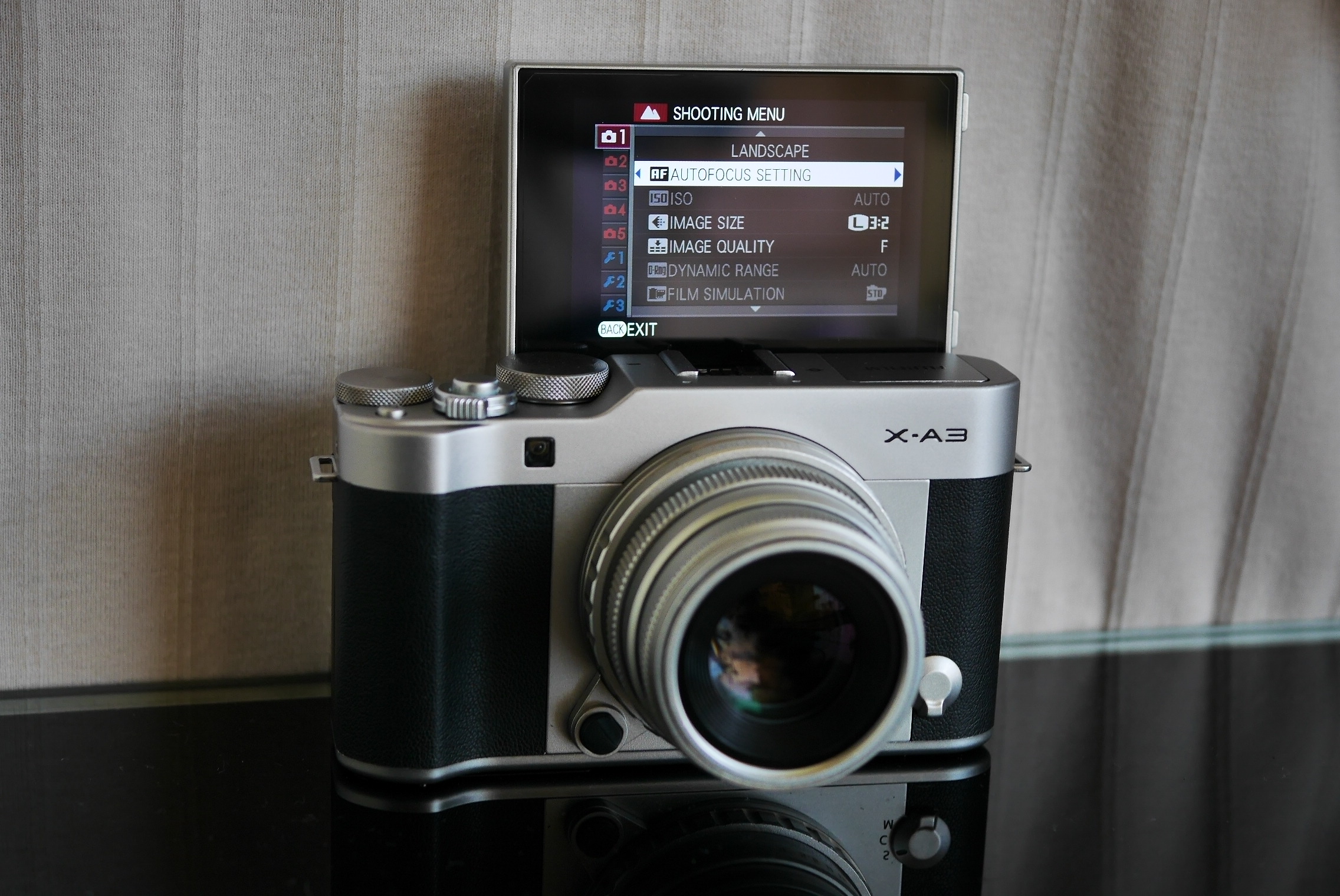 Fuji Fujifilm X-A3 24,2MP Black Silver Kit with MF 35mm F1.6 Silver lens, XA3, XA-3