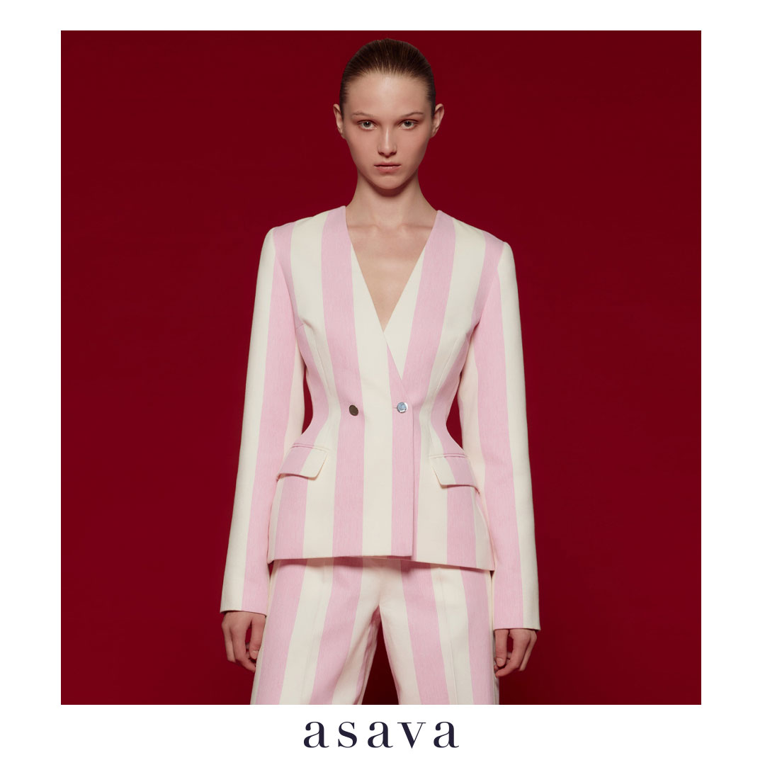 [asava ss24] Striped Collarless Blazer แจ็กเกตผู้หญิง แขนยาว ไม่มีปก คอวี แต่งหนุนหัวไหล่ แต่งกระดุมสองแถว กระเป๋าหน้า ผ้าลายทาง ราคา 11,400 บาท*ส่งฟรี