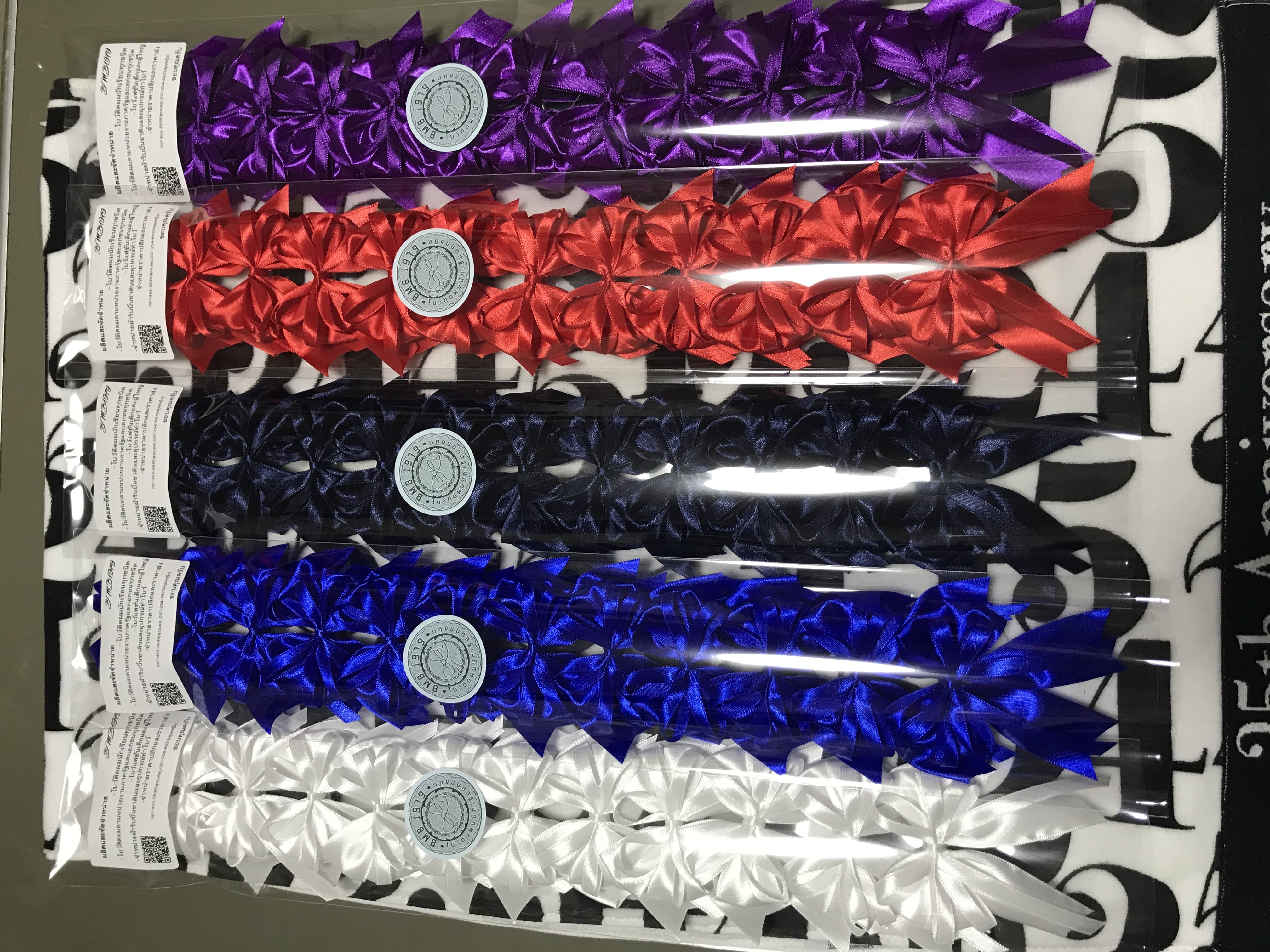 Ready-Made Shiny Fabric Student Hair Bows There Is a Hair Clip on the Back, Size 1 Inch, Product 1 Panel, Contains 12 Pieces. ราคา 79 บาท*ส่งฟรี