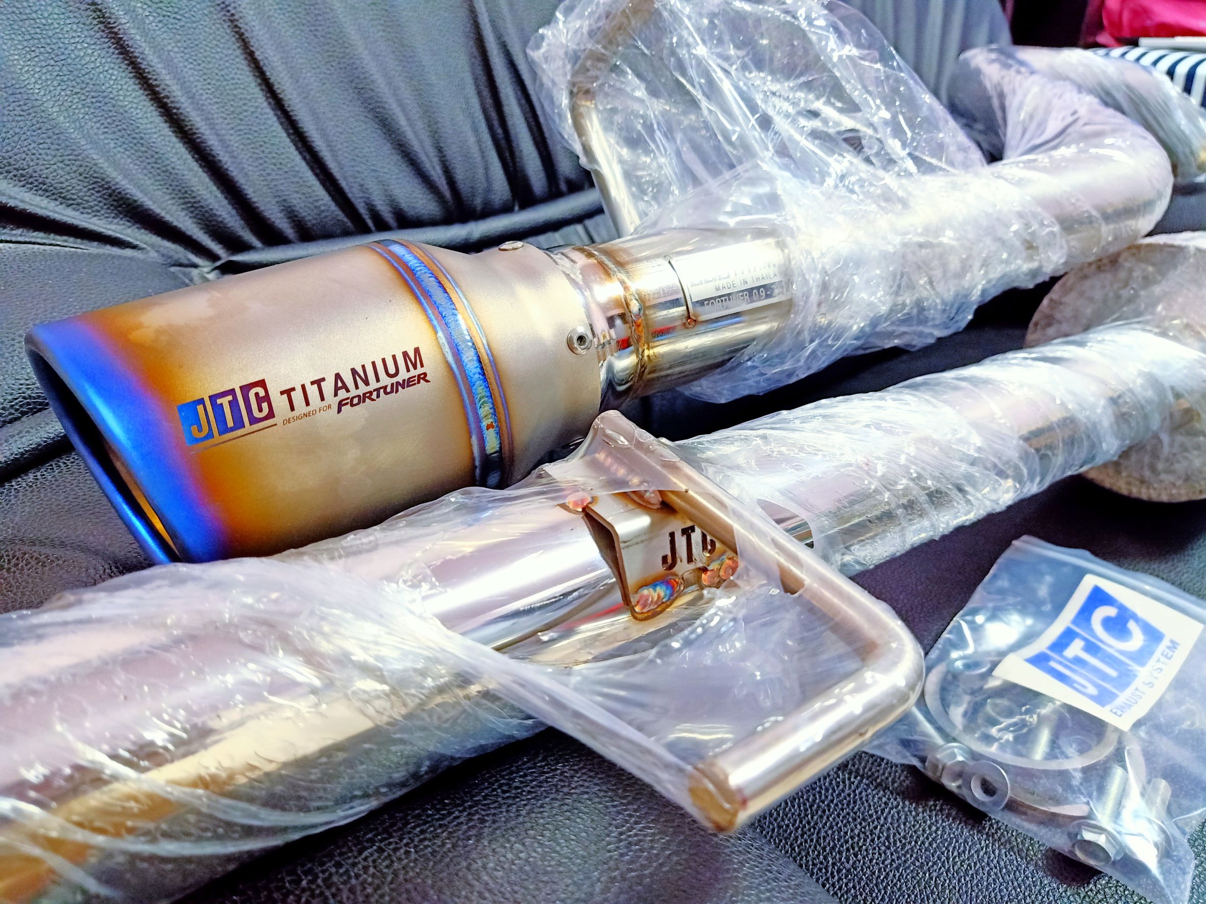 Exhaust Pipe, Straight Pipe Set for the First Fortuner Model, Quiet Power Formula, Increases Torque and Horsepower of the Engine, Jtc Titanium Work. ราคา 9,800 บาท*ส่งฟรี