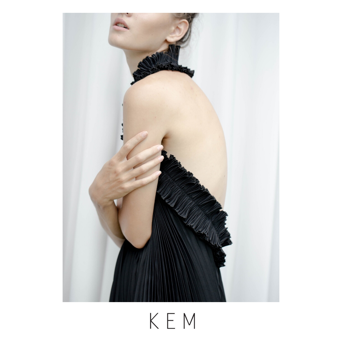 Kemissara Ruffle Open Back Dress - Black เดรสคอวีหน้าเปิดหลัง บีชเดรสสีดํา เดรสโก้หรูใส่สบาย เดรสเเต่งดีเทล ruffleที่คอเเละหลัง พร้อมสายผูกเอว ราคา 11,300 บาท*ส่งฟรี