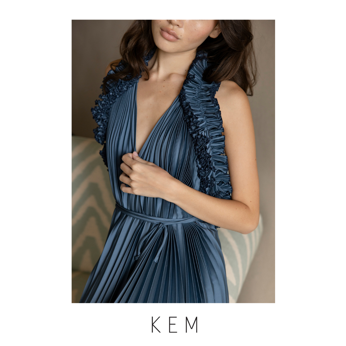 Kemissara Ruffle Open Back Dress - Washed Blue (Pre-Order 7-10 Days) Women's Pleated Dress with V-Neck, Open Back, Ruffles at the Neck, Beach Dress, Light and Airy Fabric. Comes with a Waist Belt. ราคา 11,300 บาท*ส่งฟรี