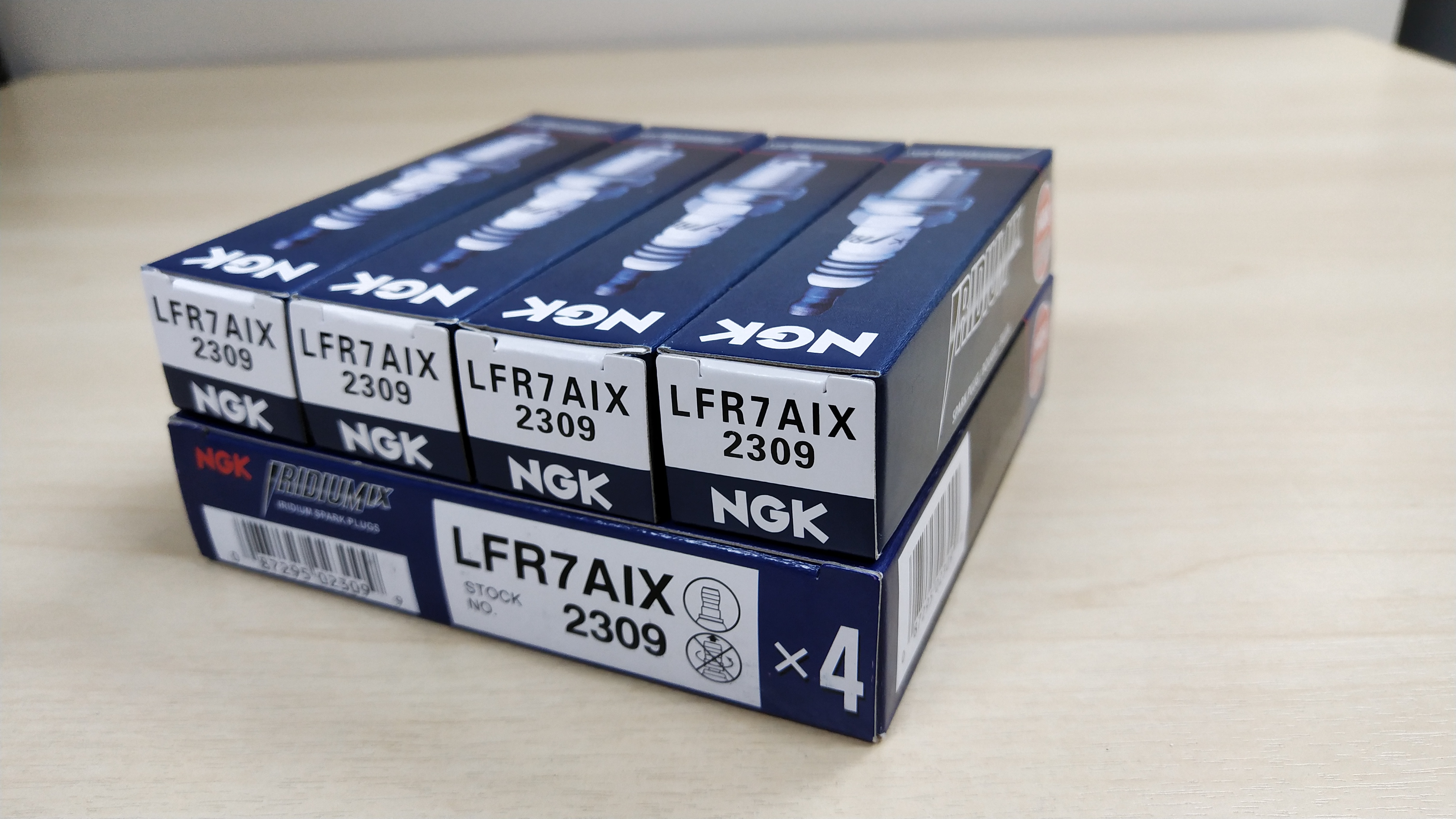 NGK LFR7AIX หัวเทียนเข็ม อิริเดียม Iridium 1 กล่อง 4 หัว Toyota Fortuner /  VIGO / INNOVA