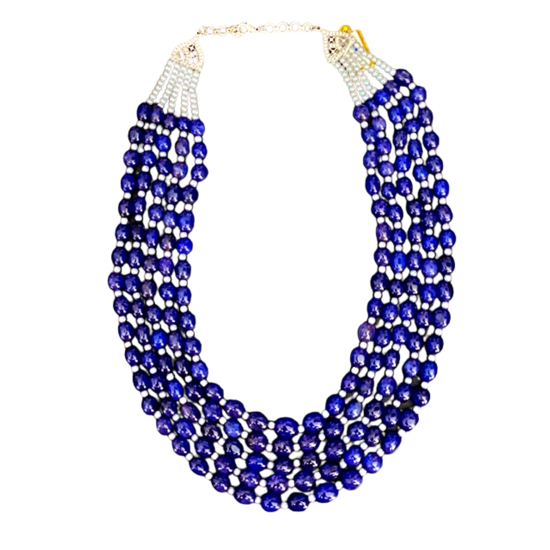 สร้อยคออาเกตสีน้ำเงินหลายชั้นร้อยสลับกับไข่มุกน้ำจืด Layers of blue agate beads alternate with small freshwater pearls in this lovely necklace.  Royal look. Dark blue oval shaped beads. Freshwater pearls