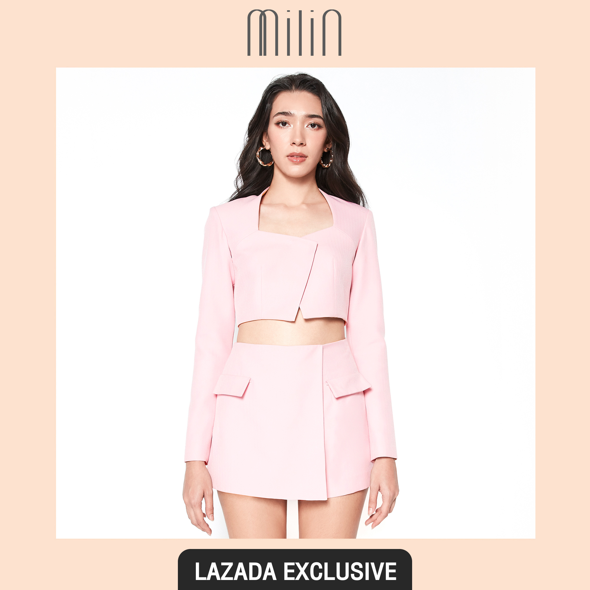[EXCLUSIVE] [MILIN] Trapezoid neck long sleeve padded shoulder cropped jacket เสื้อแจ็คเก็ต แขนยาว ทรงครอป คอเหลี่ยมคางหมู เสริมไหล่ กระดุมหน้า Polda Top สีชมพู/ สีดำ ราคา 1,322 บาท*ส่งฟรี