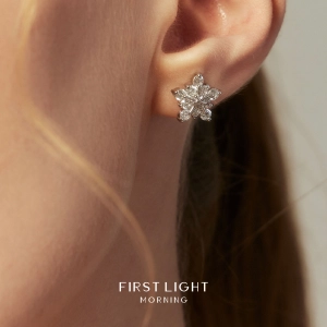 ภาพหน้าปกสินค้าFirst Light Morning : Starflake Earrings ต่างหูสำหรับผิวแพ้ง่าย ต่างหู Snowflake ลายดาวประดับคริสตัล ที่เกี่ยวข้อง