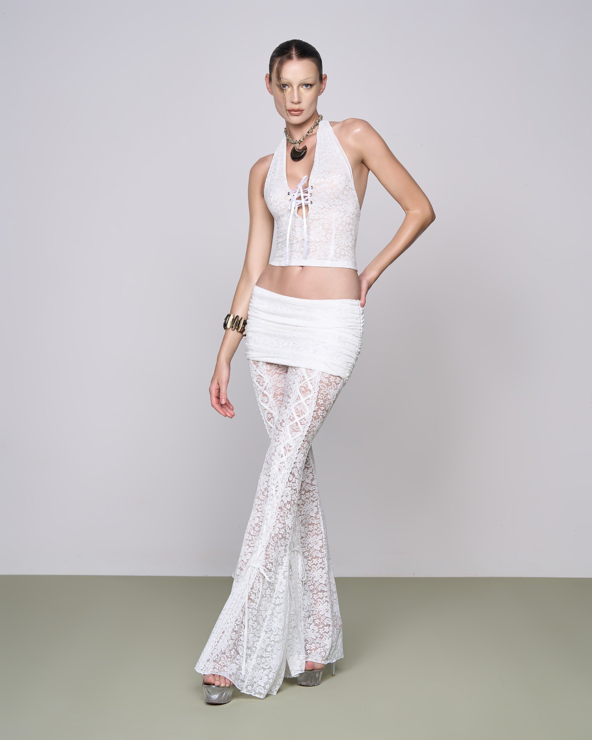 LSOUL Beau Set เสื้อคล้องคอแต่งลูกไม้รัดรูป กระโปรงมินิพร้อมกางเกงขาบานผูกเชือก ราคา 3,500 บาท*ส่งฟรี