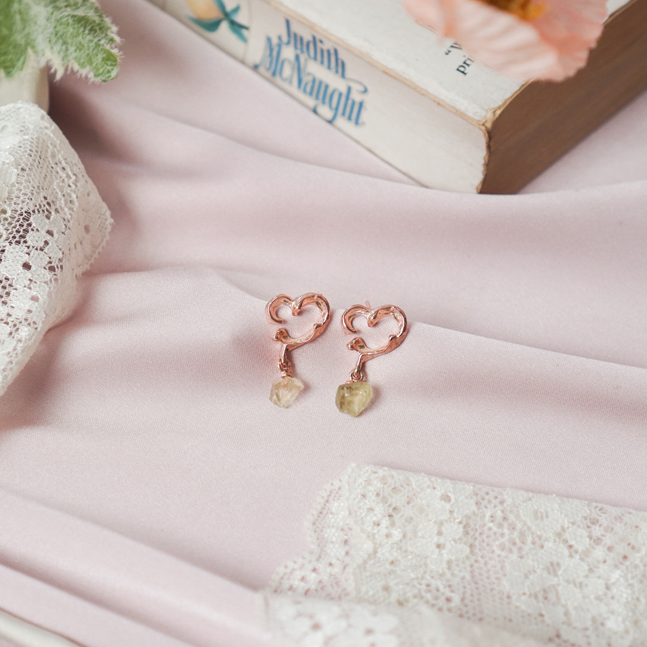 เครื่องประดับ Rock Me Jewelry รุ่น Venus Earrings ต่างหู ทองเหลือง ประดับพลอย ราคา 890 บาท*ส่งฟรี