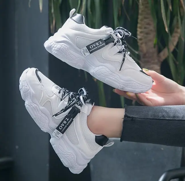 พร้อมส่งภายใน 24ชม. Quilla รองเท้าผ้าใบเสริมส้น รองเท้าผ้าใบผู้หญิง รองเท้าแบบผูกเชือก รองเท้ากีฬา รองเท้าผ้าใบเพิ่มความสูง  Womens Platform Shoe