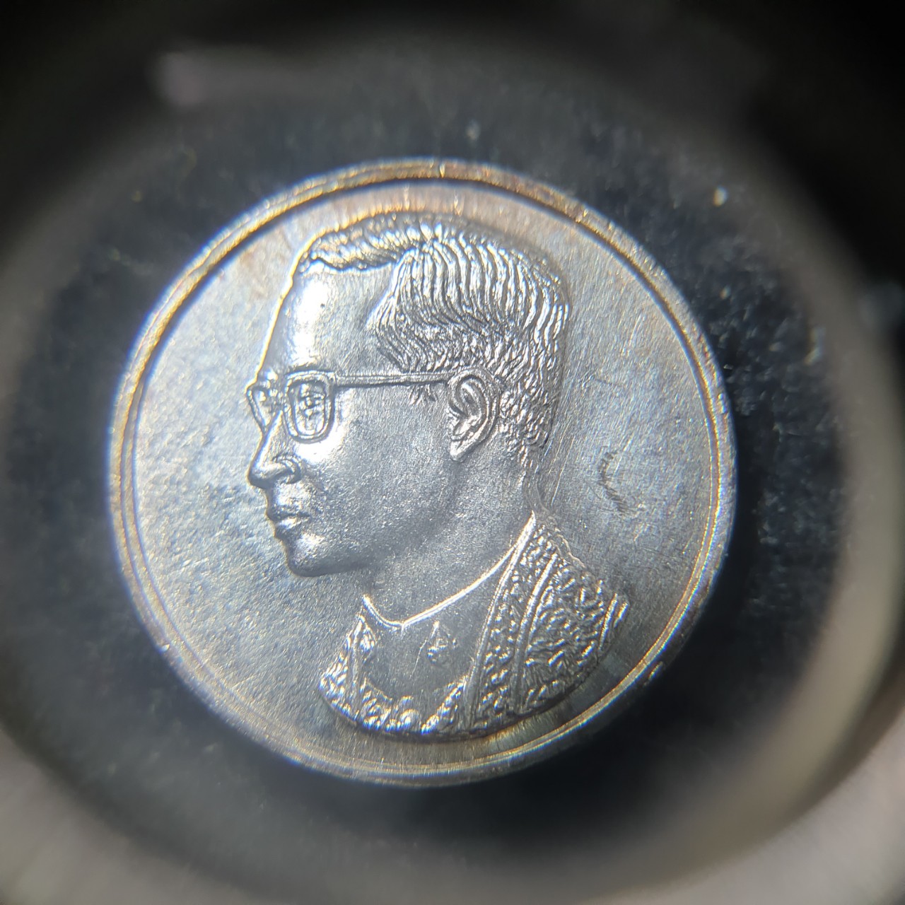 เหรียญคุ้มเกล้า เนื้oเงินพิมพ์เล็ก หลังมีตราสัญลักษณ์ ภ.ป.s. ปี 2522 พร้อมซองเดิม (สำเนา)
