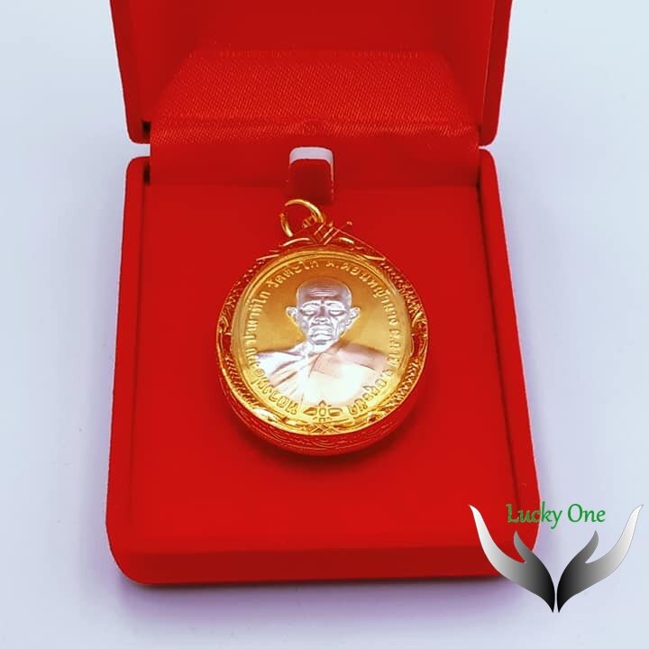 เหรียญหลวงพ่อรวย รุ่นชนะจน วัดตะโก อ.ภาชี จ.พระนครศรีอยุธยา ปี 2556 เลี่ยมกรอบทองไมครอนอย่างดี ปลุกเสกแล้ว