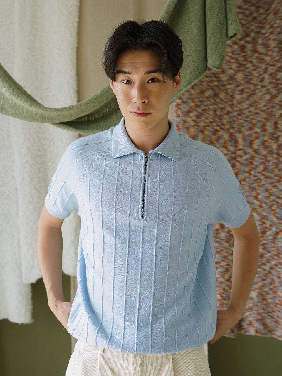 knitCircle - TIM Knit zipper Polo (3 สี) Men's collection เสื้อโปโลไหมพรมแขนสั้นมีซิปคอ ทรงพอดีตัว ลายทอริบนูนแนวตั้ง เว้นเป็นช่วงรอบตัว เนื้อผ้านุ่มลื่น ไม่หนา เทกซ์เจอร์เนียนผิว ไม่รัดแนบ ใส่ง่าย เหมาะกับอากาศเมืองไทย ราคา 1,690 บาท*ส่งฟรี