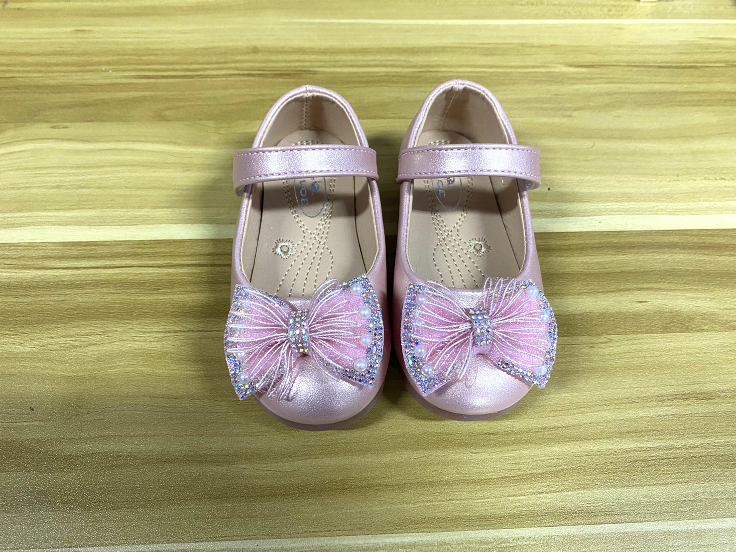 9018 รองเท้าคัทชูเด็กหญิง ส้นเเบนประดับโบว์ หนังนิ่ม ไซส์ 21-36 มี3สี ขาว ครีม และชมพู
