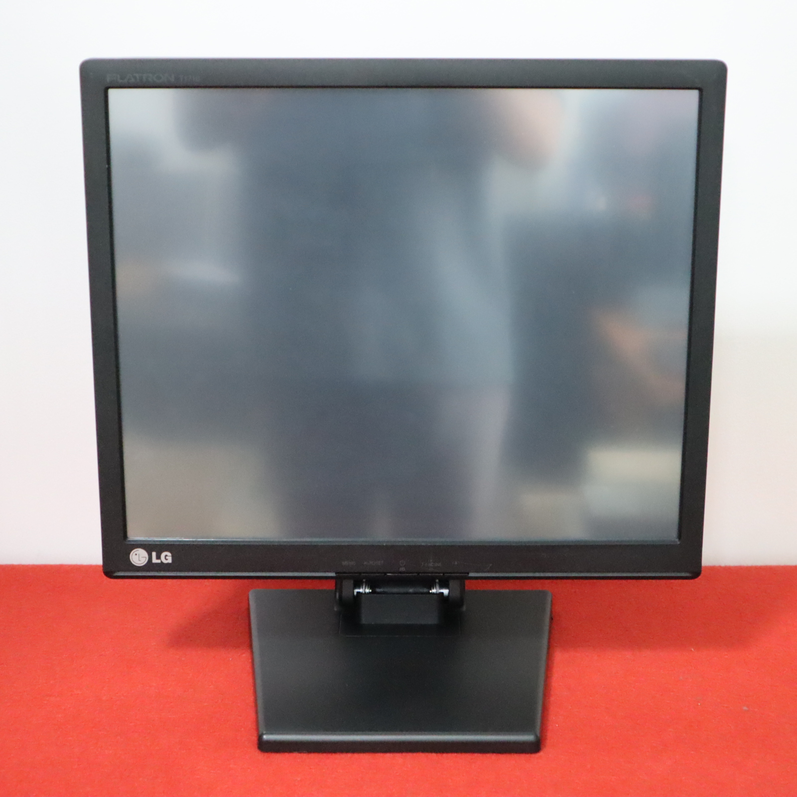 TOUCH Screen จอทัชสกรีน Monitor LG FLATRON T1710BU -17MB15T 17"นิ้ว พร้อมสายไฟ AC สายข้อมูล USB แบบมีขาจอ ราคา 2,499 บาท*ส่งฟรี