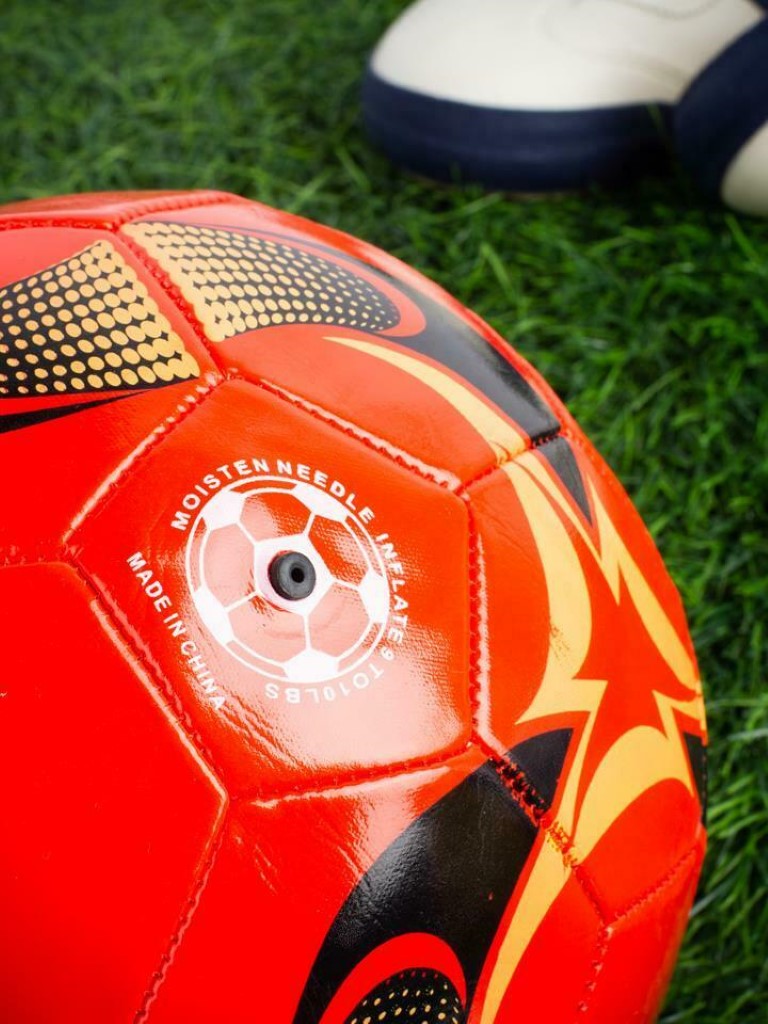 ลูกฟุตบอลเบอร์ 5 ผลิตจากหนังเย็บ PVC น้ำหนักเบา รับแรงกระแทกได้ดี มีความยืดหยุ่นสูง