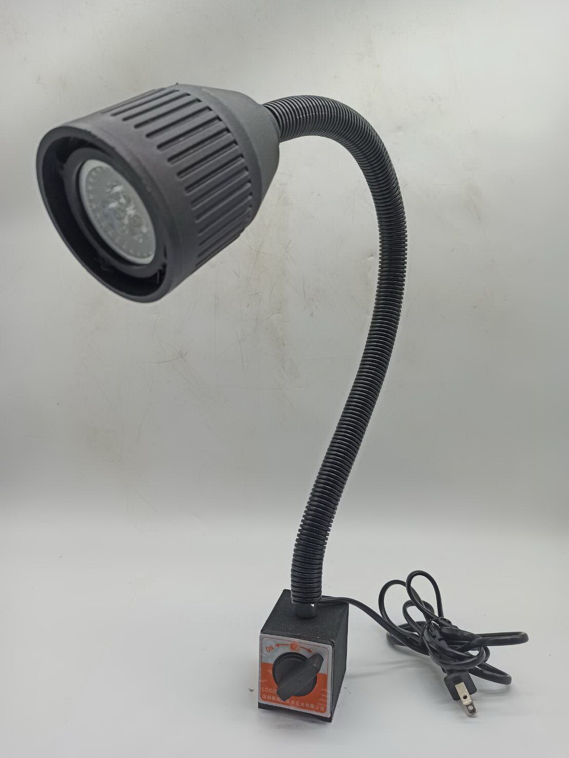 โคมไฟ LED 3 W พร้อมฐานแม่เหล็กใหญ่ สินค้าจากเอ็นมิล ทูล