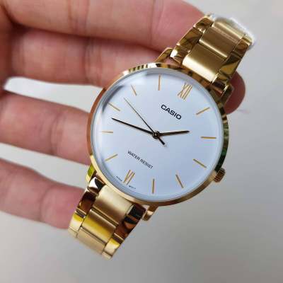ดูภาพ นาฬิกา Casio รุ่น LTP-VT01G-7B นาฬิกาสำหรับผู้หญิง สายแสตนเลส สีทอง หน้าปัดขาว - มั่นใจ ของแท้ 100% รับประกันสินค้า 1 ปีเต็ม เพิ่มเติม นาฬิกา Casio รุ่น LTP-VT01G-7B นาฬิกาสำหรับผู้หญิง สายแสตนเลส สีทอง หน้าปัดขาว - มั่นใจ ของแท้ 100% รับประกันสินค้า 1 ปีเต็ม
