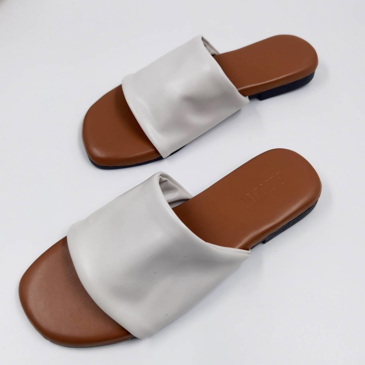 แบรนด์ARUN รองเท้าเเตะผู้หญิง รุ่นAR2003 สไตล์เกาหลี หนังนิ่ม พื้นหนา นุ่มพิเศษกว่าปกติ เพื่อสุขภาพเท้าที่ดีกว่า มีถุงใส่รองเท้าให้ค่ะ มีไซส์ใหญ่ ราคา 139 บาท*ส่งฟรี