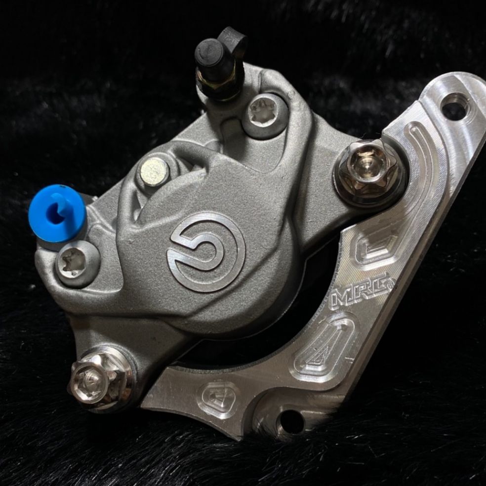 ปั้ม Brembo ปักข้าง เทา พร้อมขาจับเวฟ และน๊อตยึด