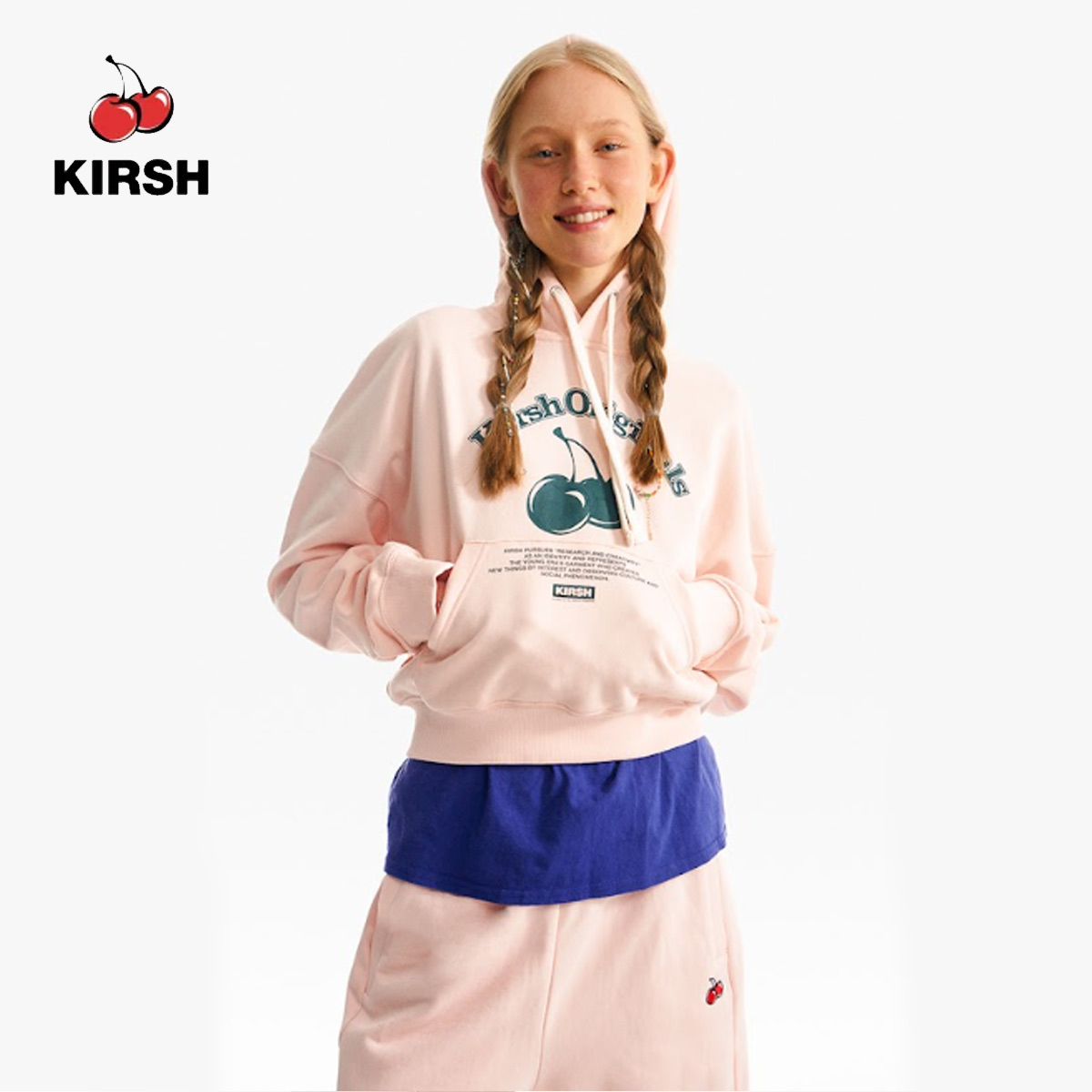 เสื้อผ้าแฟชั่นสตรี kirsh CHERRY ARCH LOGO CROP HOODIE | 23SS | เสื้อฮู้ดผู้หญิง | ซิปขึ้น | เสื้อฮู้ดผู้หญิง |สไตล์เกาหลี | เสื้อฮู้ดสำหรับเด็กผู้หญิง | เสื้อฮู้ดน่ารัก | แฟชั่นเกาหลี [kirsh]