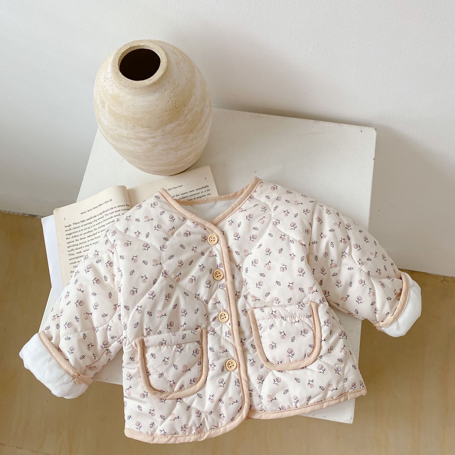 [COD] 2022 winter new baby girl padded jacket thickened long-sleeved floral versatile temperament cardigan ราคา  620 บาท*ส่งฟรี