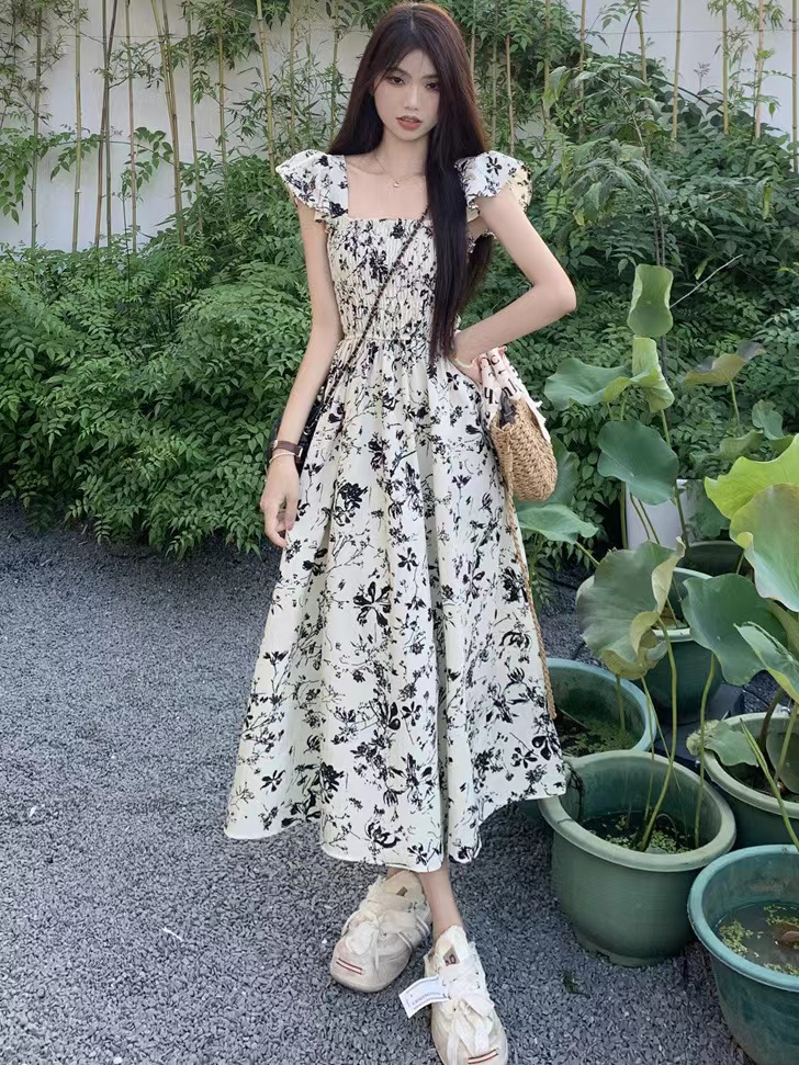 lucky yj สไตล์ฝรั่งเศสอ่อนโยนคอสี่เหลี่ยมแขนบินลายดอกไม้สำหรับผู้หญิงฤดูร้อนเอวกระชับสัดส่วนกระโปรงนางฟ้ายาวปานกลาง ราคา 155 บาท*ส่งฟรี