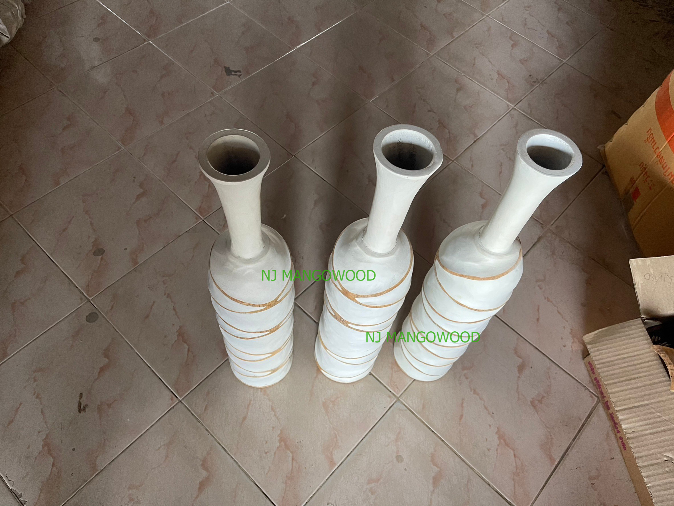 แจกันไม้มะม่วง ทรงขวด ขุดกากบาท สีขาวขนาด5x20นิ้ว