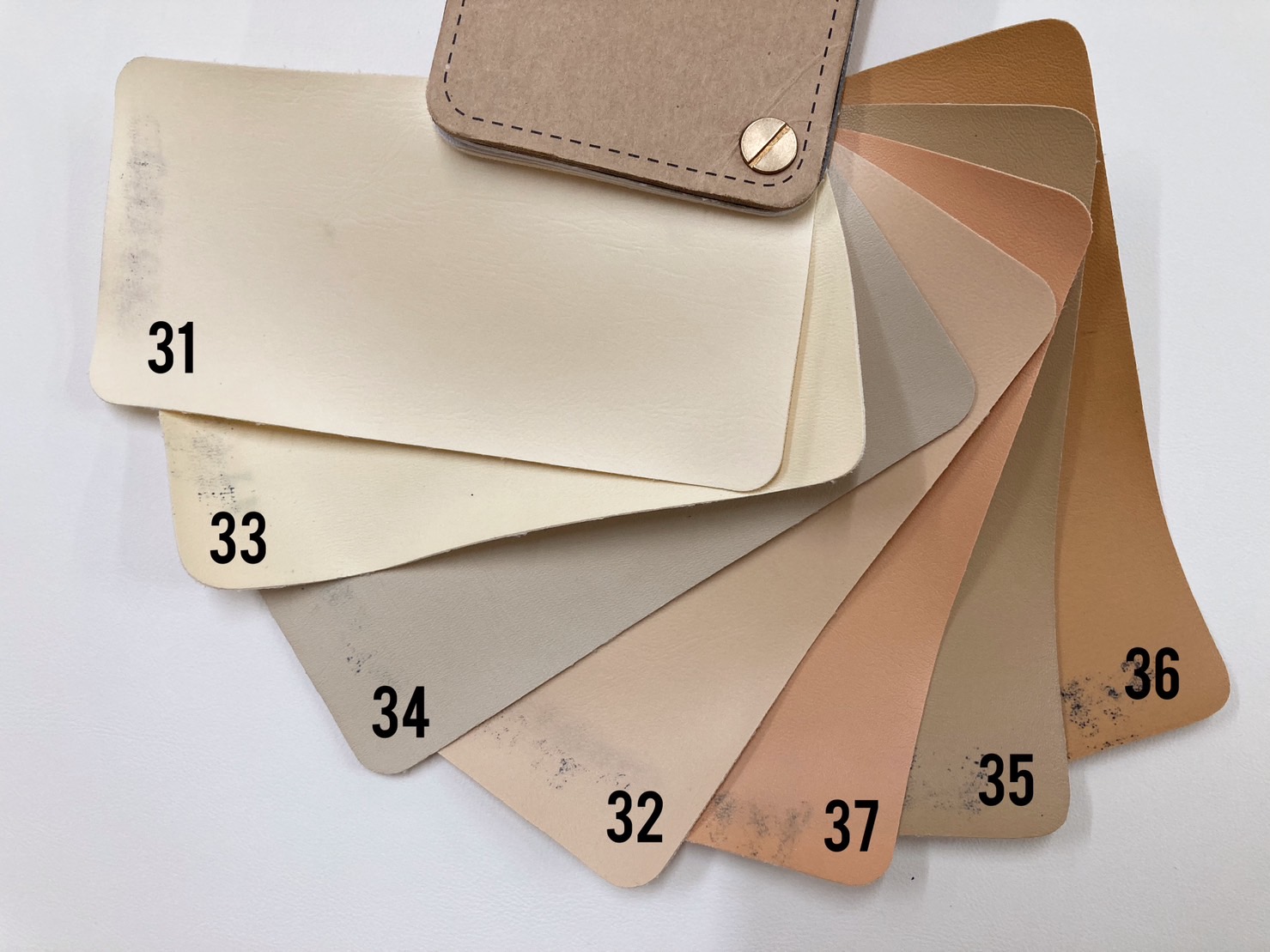 C4 หนังเทียม PVC กันน้ำ สีสันสดใส หนังเกรด A ขนาด 137 x 90 ซม. เหมาะสำหรับงานเฟอร์นิเจอร์ทุกประเภท โทนครีม ราคา 21 บาท*ส่งฟรี