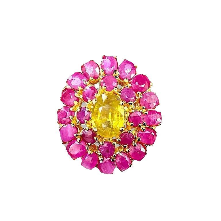 Kj790, a Ring of Faceted Topaz Surrounded by Two Layers of Rubies, Totaling 10 Carats, Ring Size 58. ราคา 2,949 บาท*ส่งฟรี