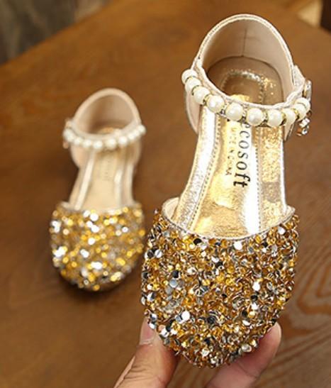 8655- รองเท้าแฟชั่้นเจ้าหญิง หนังเงาประดับเพชร สายมุก งานสวย   ไซส์ 21-36 เหมาะกับเด็กอายุ 1.5-10 ขวบ มี3สี เงิน ทอง ชมพู