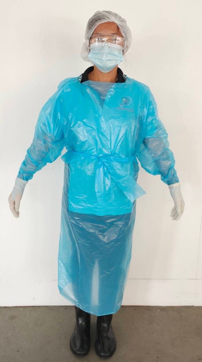 ชุดกาวน์ PE ( PE GOWN ) ประกอบชุด PPE พลาสติกขนาดฟรีไซส์ คลุมร่างกาย ยาวจากแขนถึงข้อมือ คล้องนิ้วโป้งมือ คลุมไหล่ และผูกมัดบริเวณเอวด้านหลัง