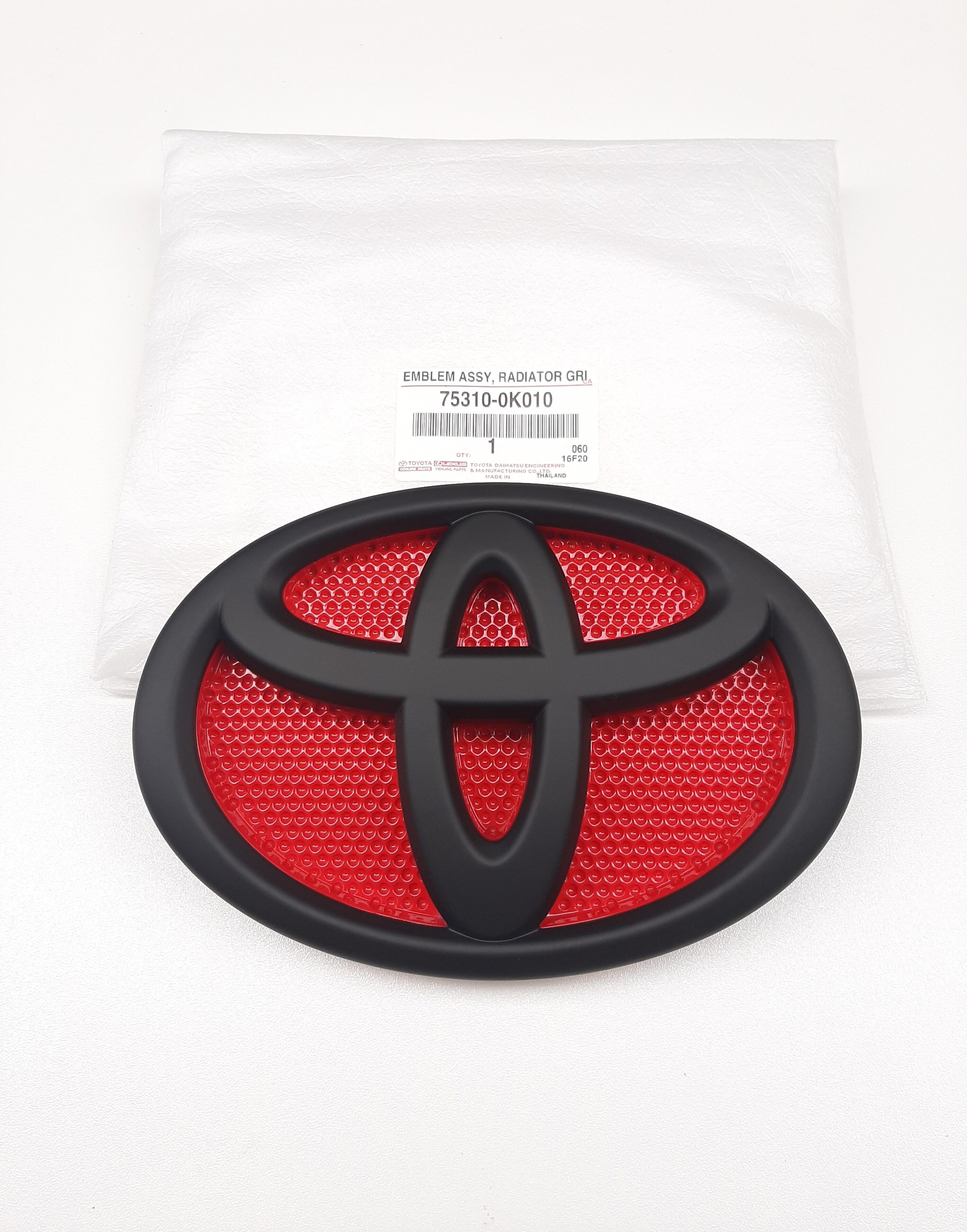 โลโก้ โตโยต้าสีดำด้าน พื้นหลังสีแดง ใส่กับ ไฮลักษ์ รีโว้  รีโว้ร๊อคโค่ ฟอจูนเนอร์  2015-2020 สำหรับ Toyota hilux revo rocco fortuner 2015-2020 OEM