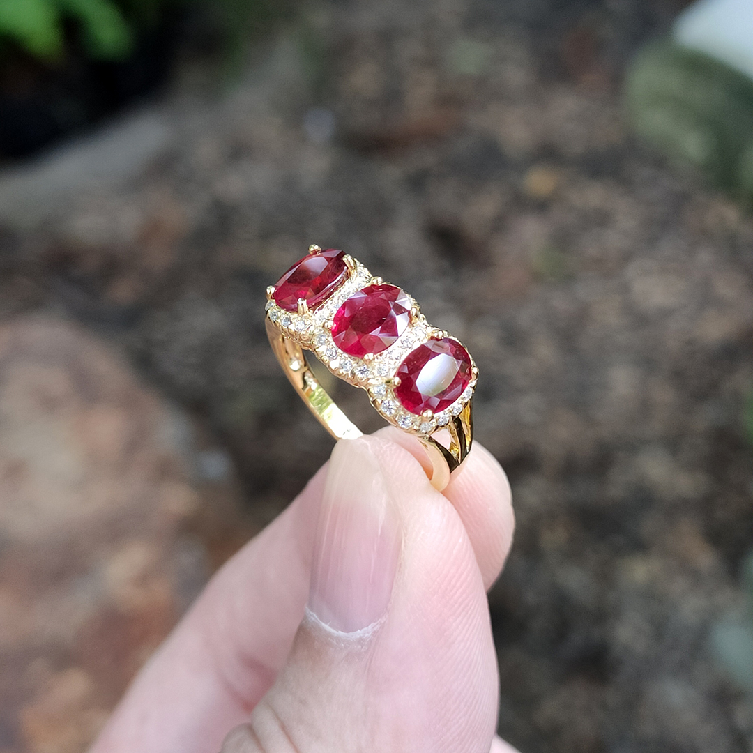 แหวนพลอยทับทิม(Natural Ruby) ล้อมด้วยพลอยเพทายขาว เรือนเงินแท้ 92.5% ชุบทอง ไซส์นิ้ว 53 หรือเบอร์ 6.5US สินค้ามีใบรับประกัน