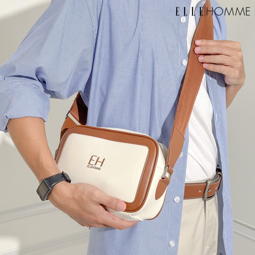 ELLE HOMME กระเป๋าสะพายผ้าแคนวาสแต่งด้วยหนัง PU สไตล์ Casual สีน้ำตาล W8H005 ราคา 1,690 บาท*ส่งฟรี