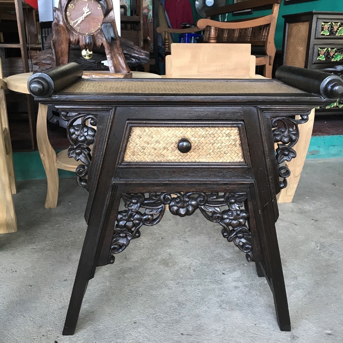 โต๊ะจีนสานเสื่อ ลายฟักทอง มีลิ้นชัก Chinese bamboo table  ขนาด 34x62x64cm
