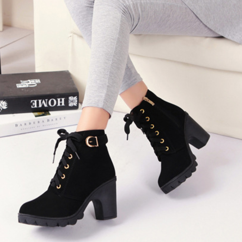 💥Mario store💥รองเท้าบูทหุ้มข้อวินเทจมาร์ตินขนาดบวกของผู้หญิงรองเท้าบูทส้นสูงหยาบกับหนังน้ำค้างแข็งหัวกลมลูกไม้สายเปลือยรองเท้า Fashion Shoes 8cm Height, Women's High-heeled Shoes, Short Leather Boots LTH222