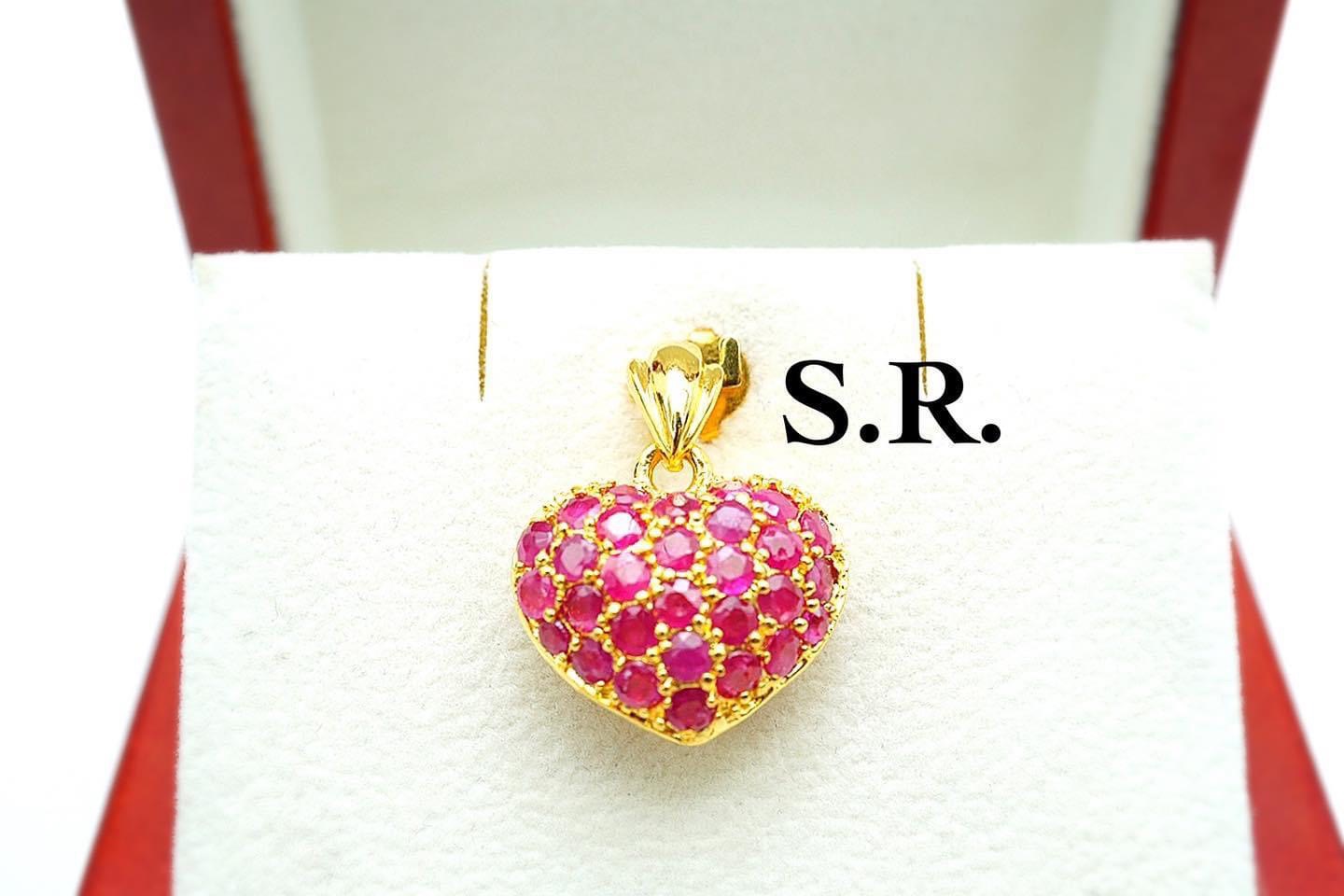 0%3S.R. จี้ทองทับทิมแท้ทรงหัวใจ ทับทิมเม็ดละ 0.05 กะรัต เหลี่ยมสวยไฟดี พร้อมใบรับรองสินค้า เคลือบทองคำแท้100% ราคา 3,467 บาท*ส่งฟรี