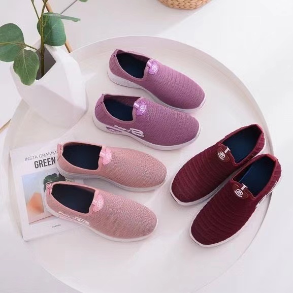 LEAShop รองเท้าทรง Slip on สีหวาน ดีไซน์สุภาพ แมทช์ง่ายใส่ได้ทุกโอกาส นุ่มสบายเหมือนเดินบนปุยเมฆ