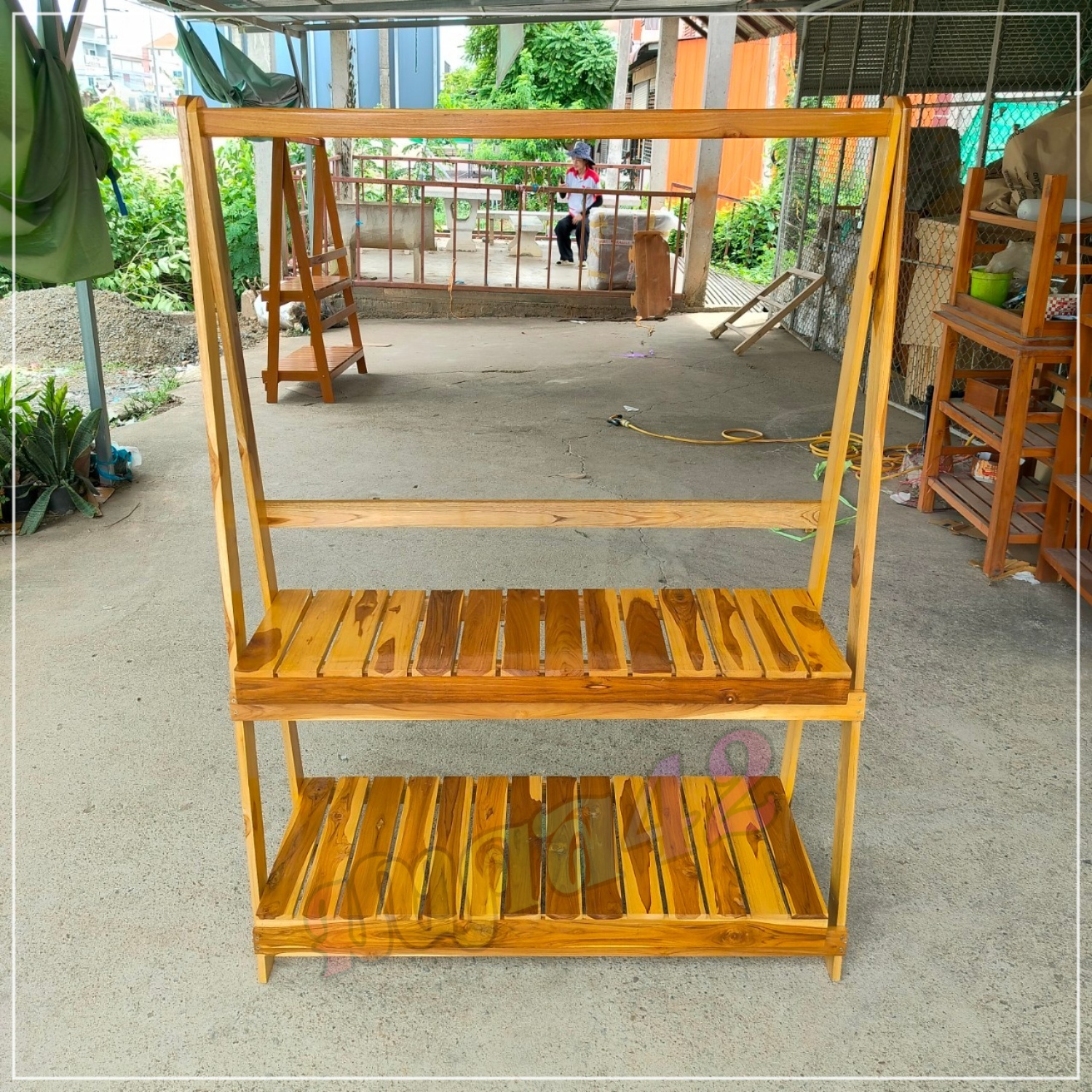 MK42 ราวตากผ้า ราวผ้าไม้สัก ที่ตากผ้า พับได้ กว้าง115 ซม สูง150 ซม ชั้นที่1 ลึก40 ซม ชั้นที่2 ลึก30 ซม. สีเคลือบเงา แบบ 2 ชั้นวางของ ราวผ้าพับได้ ราวตากผ้าไม้สักพับได้ Clothes rack. ราคา 1,190 บาท*ส่งฟรี