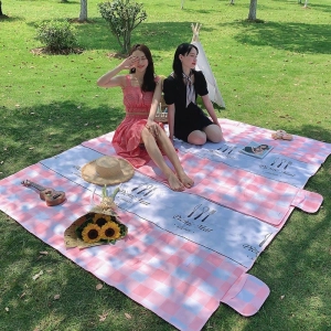 ภาพหน้าปกสินค้าเสื่อปิกนิก แผ่นกันความชื้นในเต็นท์ เสื่อปิกนิกทุ่งหญ้านอกบ้าน picnic mat เสื่อขนาดพกพาพับเก็บได้มีหูหิ้ว C0071 ที่เกี่ยวข้อง