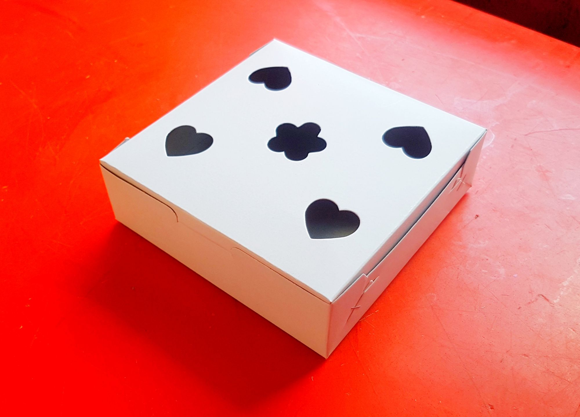 [กระดาษแบบใหม่ หนาขึ้น!!] กล่องกระดาษ กล่องขนมครก มีรูระบาย ขนาด 5 x 5 x 1.5 นิ้ว (วัดความกว้างที่ก้นกล่อง) แพ็คละ 100 ใบ