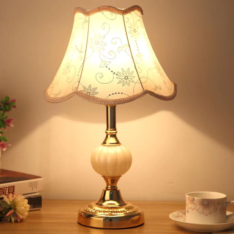 ยุโรปสไตล์แก้วธรรมดาตารางโคมไฟแฟชั่น Warm Light ห้องห้องนอนตกแต่งโคมไฟข้างเตียงขอ