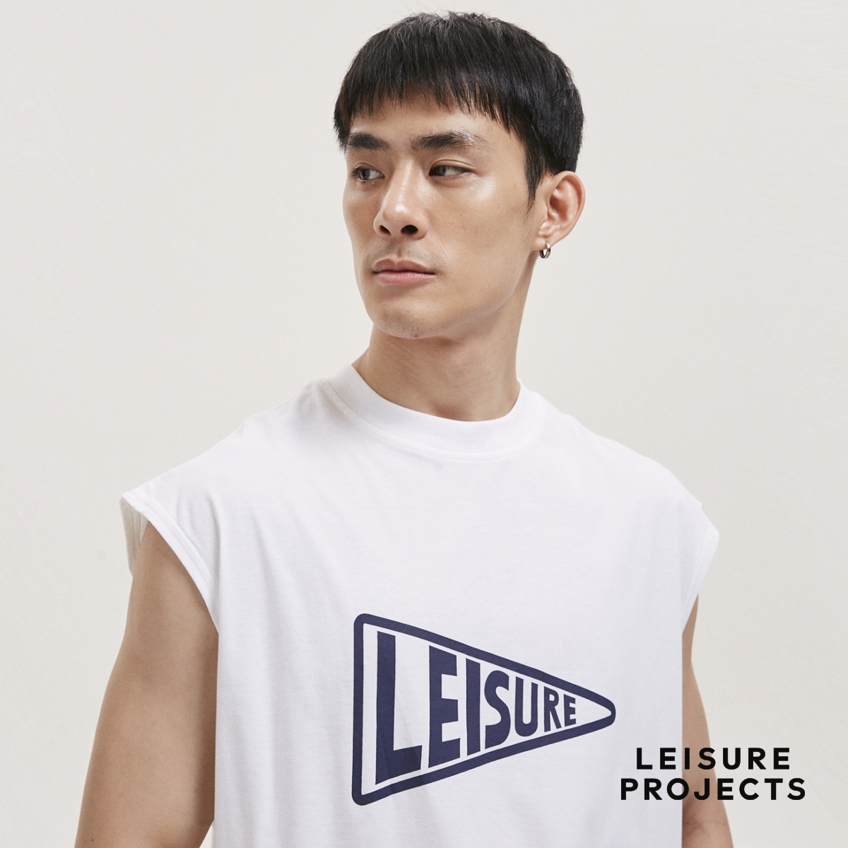 (LEISURE PROJECTS)BIG FLAG  SLEEVELESSS T  เสื้อยืดเเขนกุด ทรง oversize พิมพ์ลายด้านหน้า