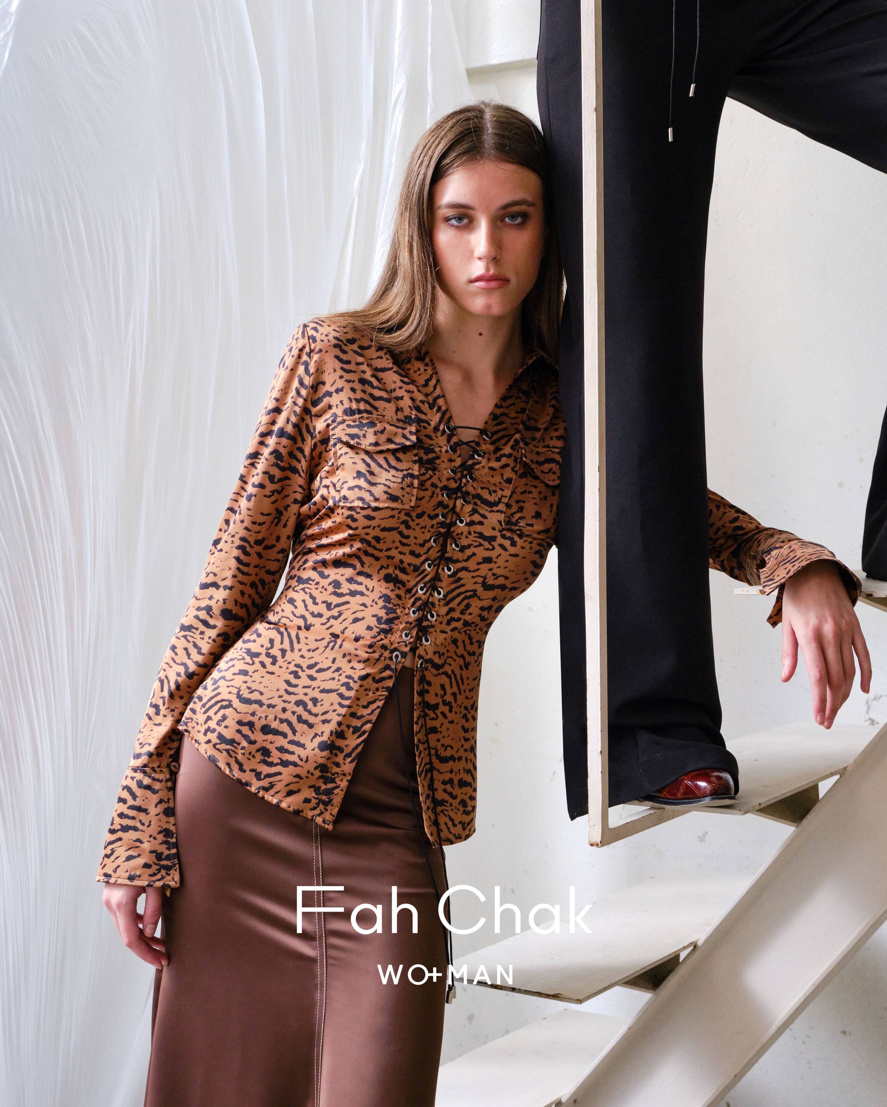 Fah Chak Woman Bruce Satin Shirt, Tigger Print เสื้อลายเสือ เสื้อสีน้ำตาล ราคา 5,050 บาท*ส่งฟรี