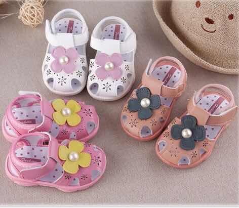 Baby Nong  ฤดูร้อนรองเท้าเด็ก เวลาเดินมีเสียง ลายดอกไม้ งานสวย ใส่ดี รองเท้าเด็กด้านล่างนุ่ม รองเท้าเด็กวัยหัดเดิน 3สี6ไซด์ สำหรับเด็ก0-3ปี