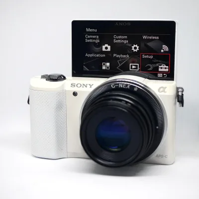 Sony A5000 20.1MP Wi-Fi NFC APS-C White Kit with MF 35mm F1.6 Black lens