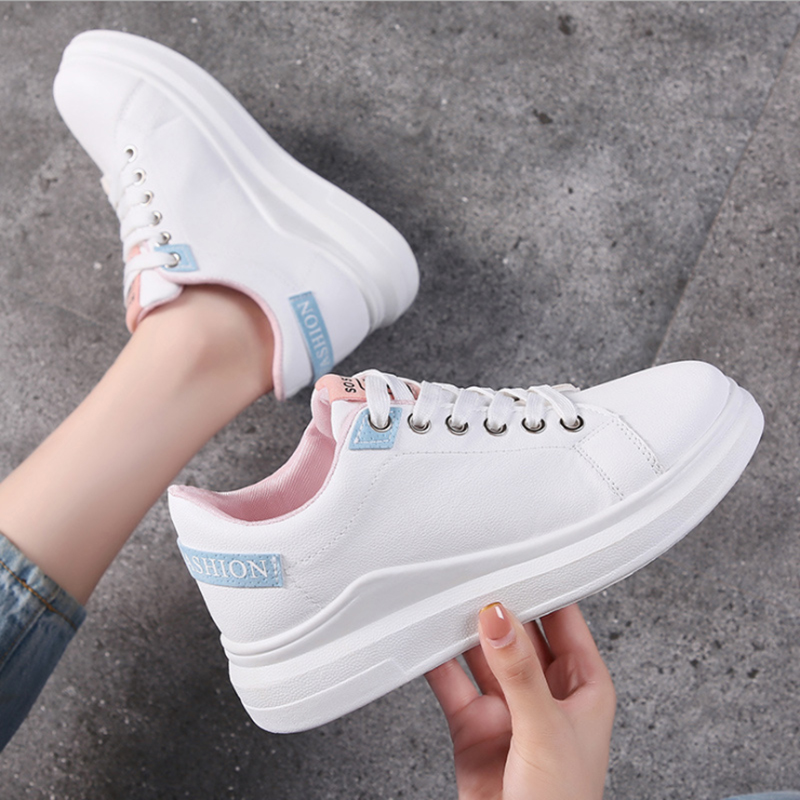 Qing Shui Store รองเท้าสวมใส่4ฤดู ใหม่ รองเท้าผ้าใบหนังสีขาว ผู้หญิง รองเท้าส้นแบน นักเรียน รองเท้าลำลอง รองเท้าผู้หญิง